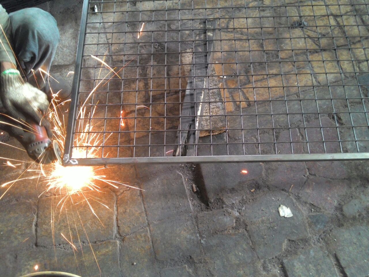 Proses Pembuatan Rak Di Indorak