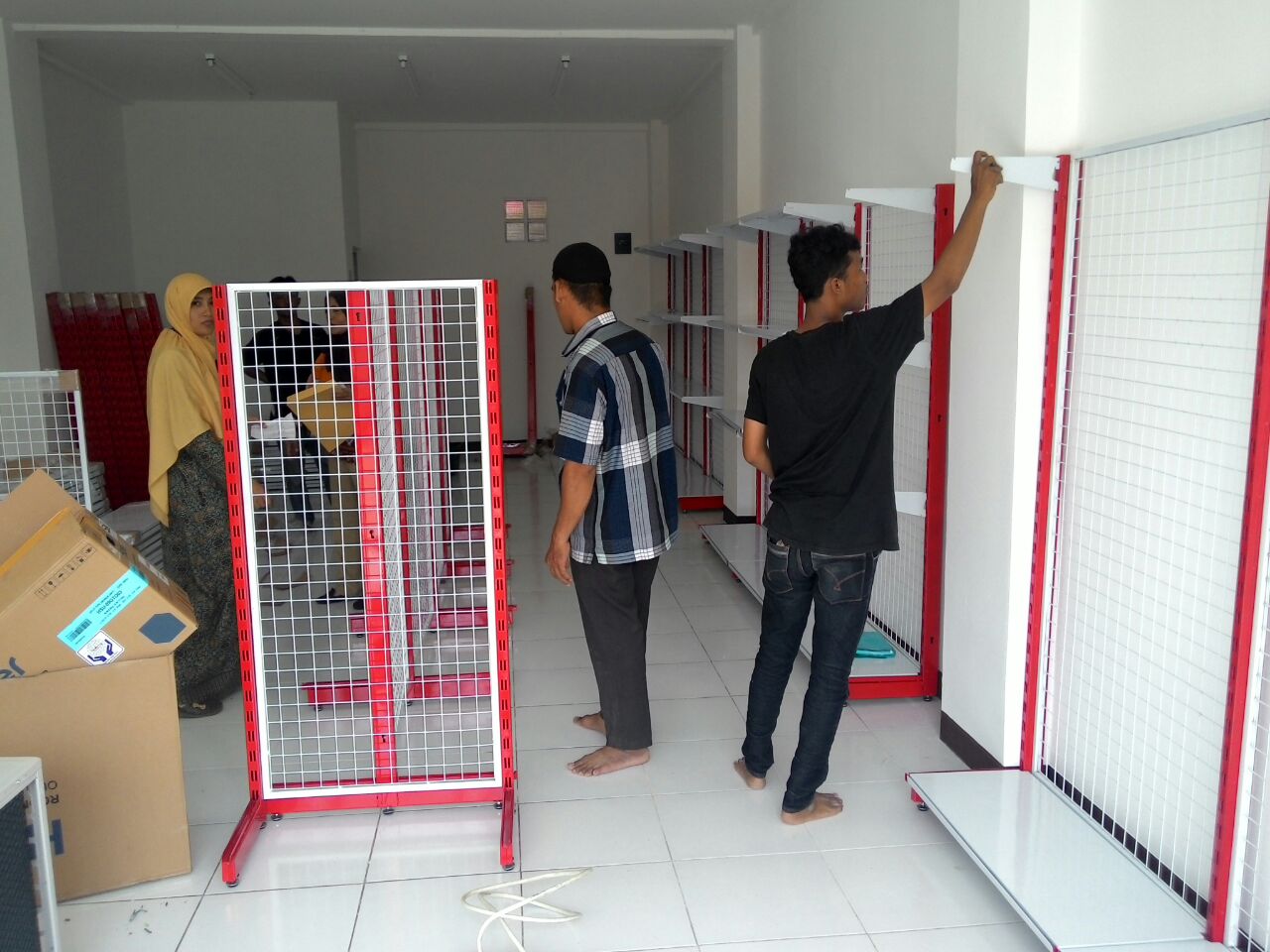 Perakitan Rak Di Minimarket